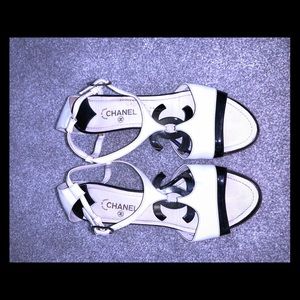 🤍 🖤 Patent Leather Silver CC wedge Sandals 🖤 🤍